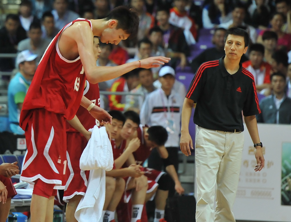 山东队鏖战雄鹿，周琦扛起全队