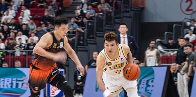 太阳力克辽宁队，孙铭徽带队取胜