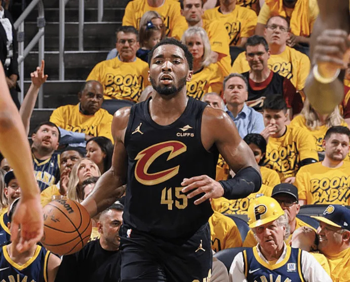 浙江队鏖战步行者，米切尔状态火热